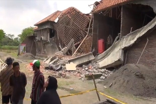 Rumah di Tegal Roboh...