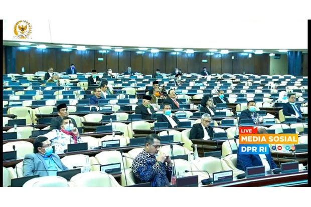 Hadiri Rapat Paripurna,...