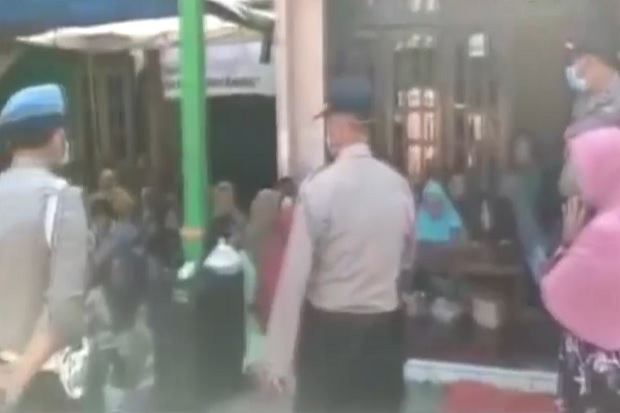 Pengajian Ibu-Ibu Dibubarkan,...