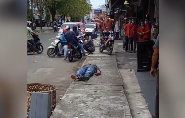 Seorang Pria Tergeletak...
