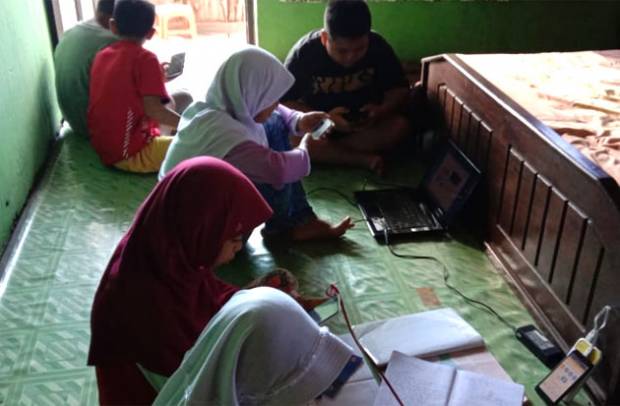 Anak Belajar di Rumah,...