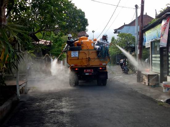 Pemkot Denpasar Semprotkan...