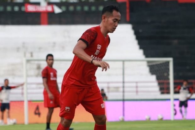 Gelandang Madura Minta...