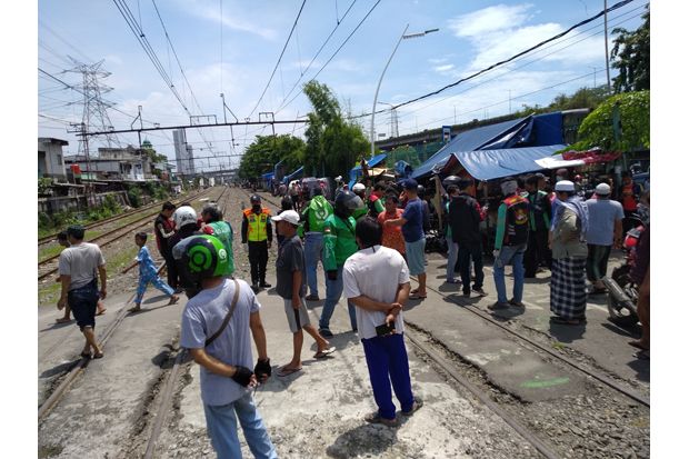 Tergesa-gesa Antar Pesanan,...