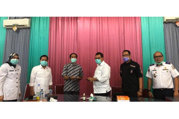 Mantan Kabulog Sumbangkan...