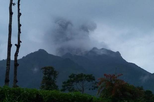 Sore ini Merapi Erupsi...