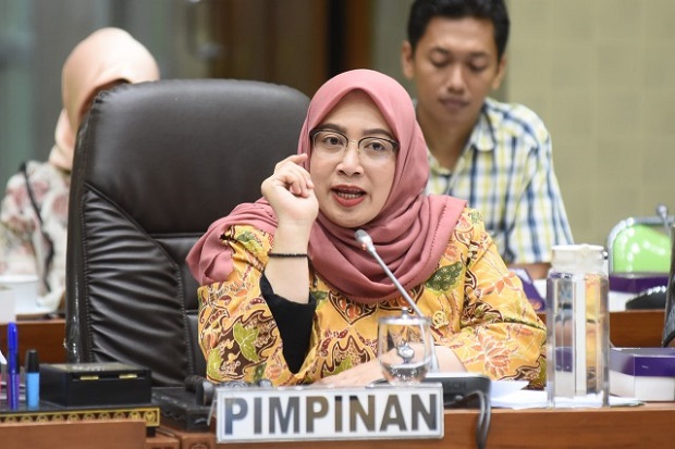 DPR Desak Menaker Larang...