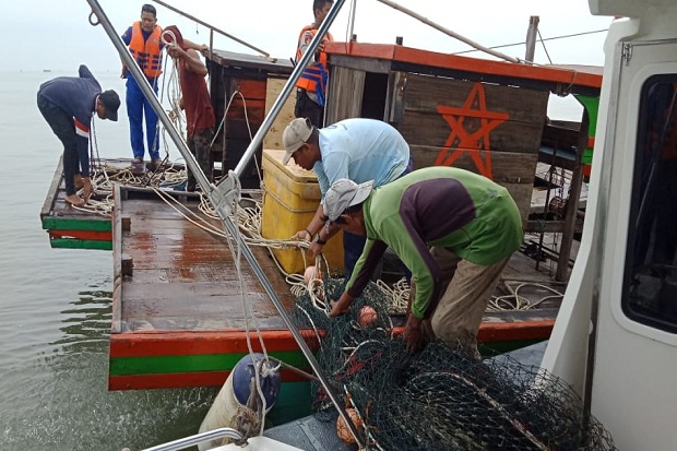 Dua Kapal Pukat Trawl...