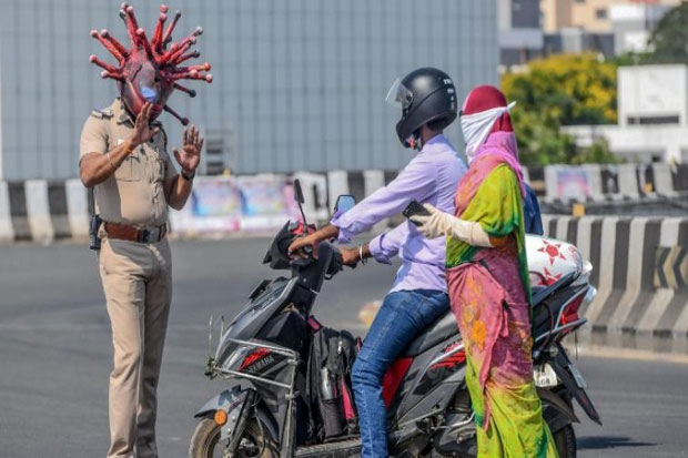 Pakai Helm Corona, Polisi...