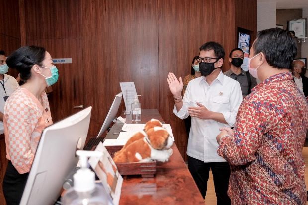 Pekerja Hotel Bangga...