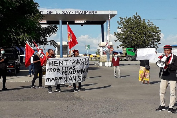 Polisi Bubarkan Demo...