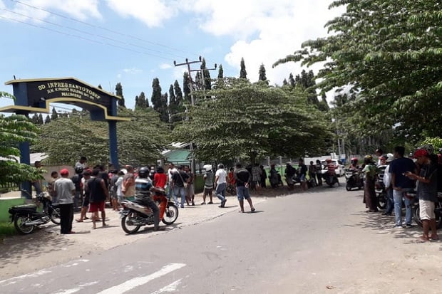 Polisi Bubarkan Demo...