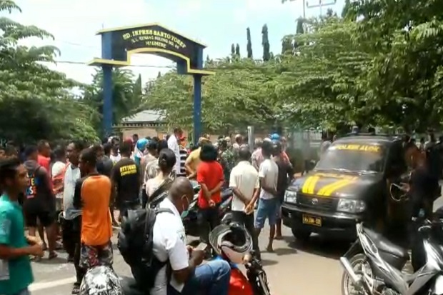 Warga Tolak Sekolah...