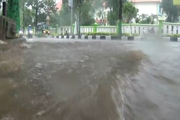 Banjir Bandang Terjang...