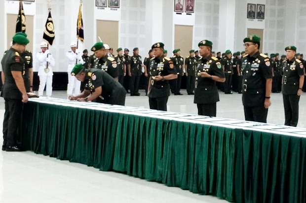 Besar Harto Resmi Pangkostrad,...