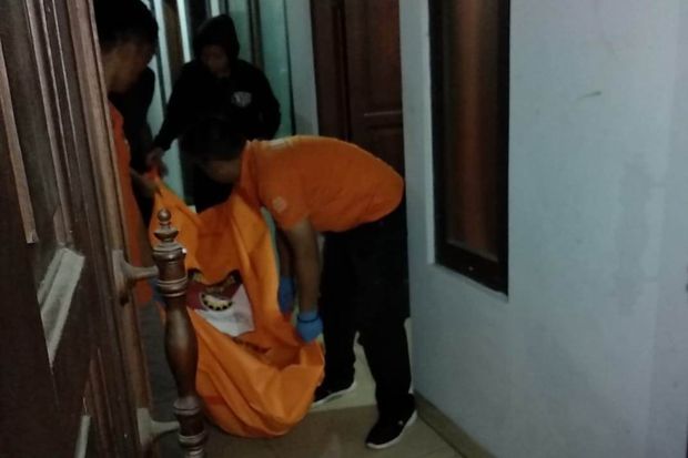 Wanita Tewas di Kamar...