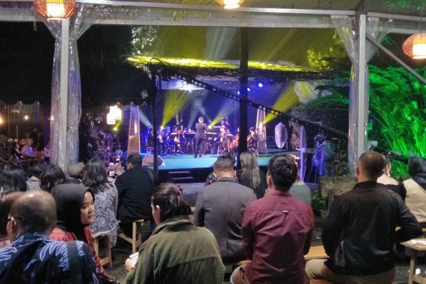 Alunan Musik Orkestra...