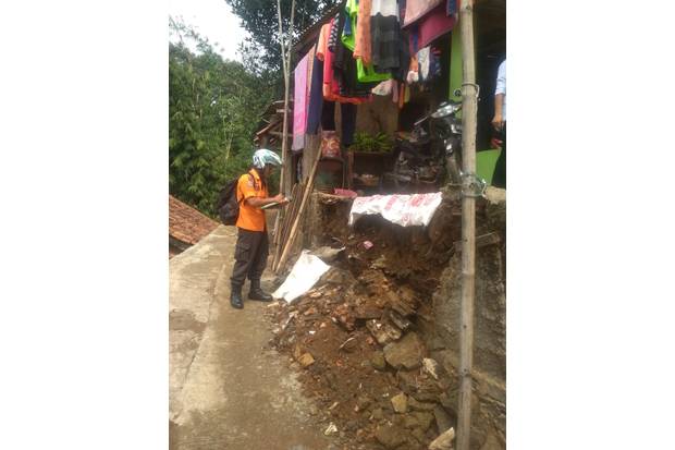 Tanah Longsor di Cijeruk...