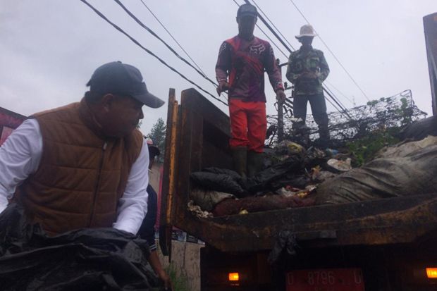 Sampah Berserakan di...