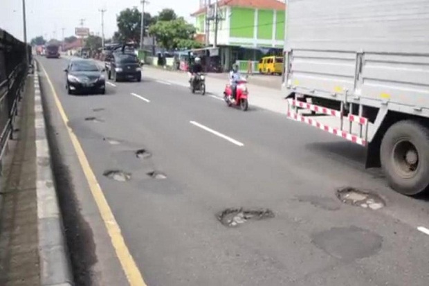 Awas Jalur Pantura Berlubang,...