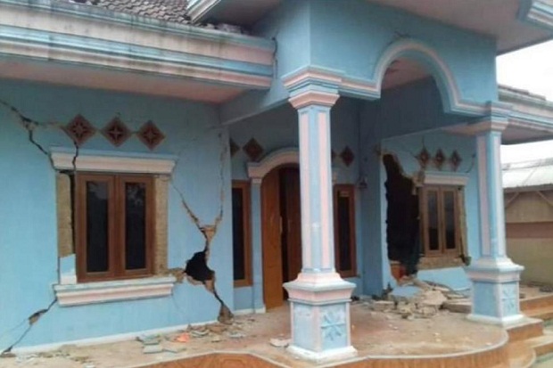 Gempa Guncang Kabupaten...