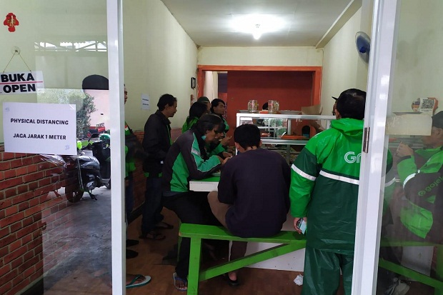 Makan Gratis di Warteg...