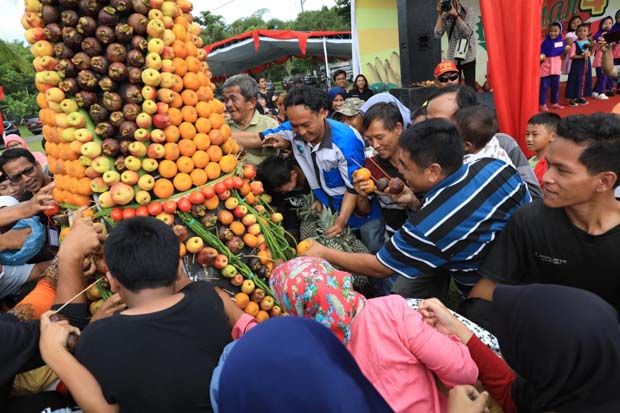 Warga Berebut Gunungan...