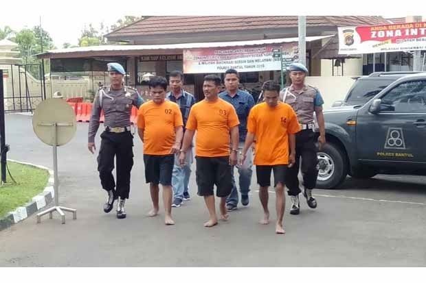 Memeras, Tiga Wartawan...