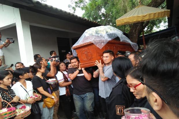Ribuan Orang Mengantar...