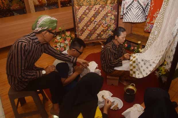 Rayakan Ultah, Benang...