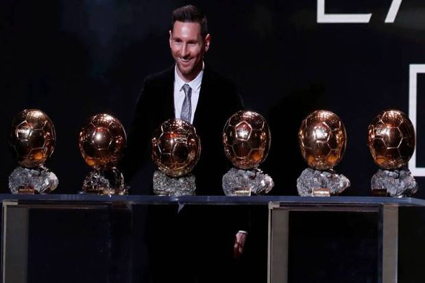 Lionel Messi Raih Trofi...