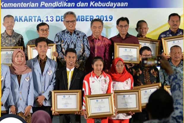 Rektor Amikom Raih Penghargaan...