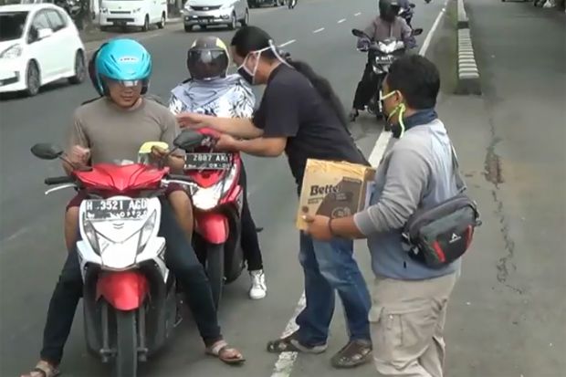 PWI Kendal Bagikan Masker...