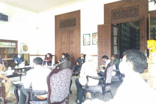 Salatiga Pusatkan Pemakaman...