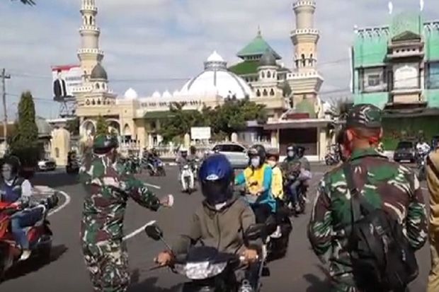 Prajurit TNI Hadang...