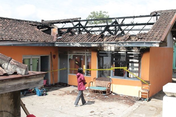 Rumah Itu Kini Sunyi,...