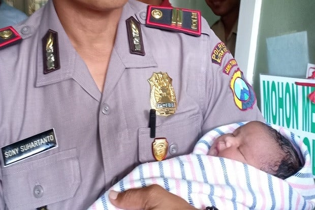 Bayi Dalam Kardus di...