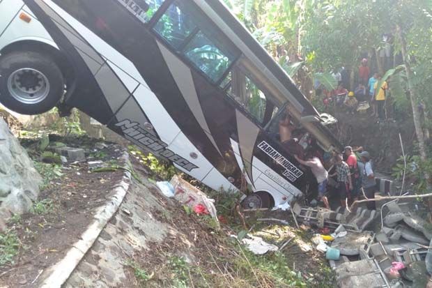 Bus Pariwisata Nyebur...
