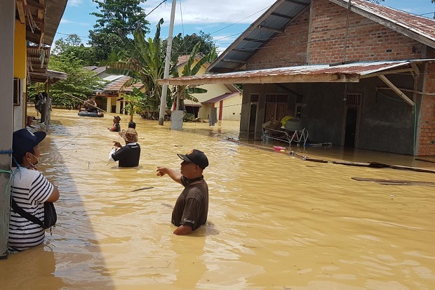 Sungai Kandilo Meluap,...
