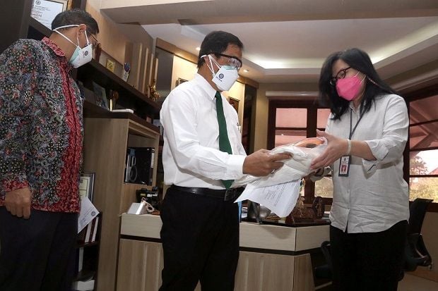 FK Unair Serahkan Ratusan...
