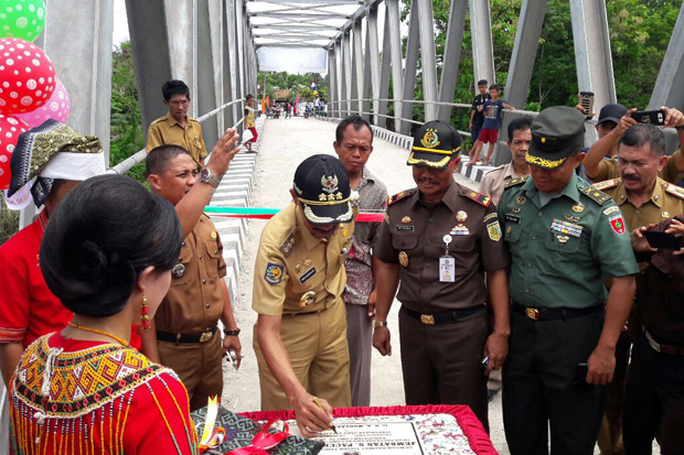 Resmikan Jembatan Paccerakang, ...