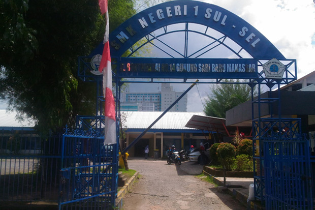 Sekolahnya Dilempar...