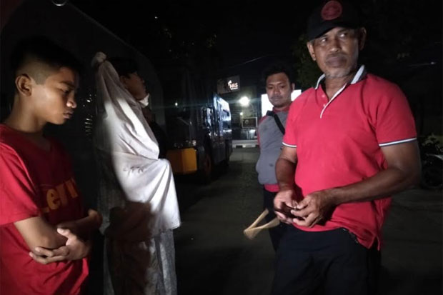 Polisi di Makassar Tangkap...