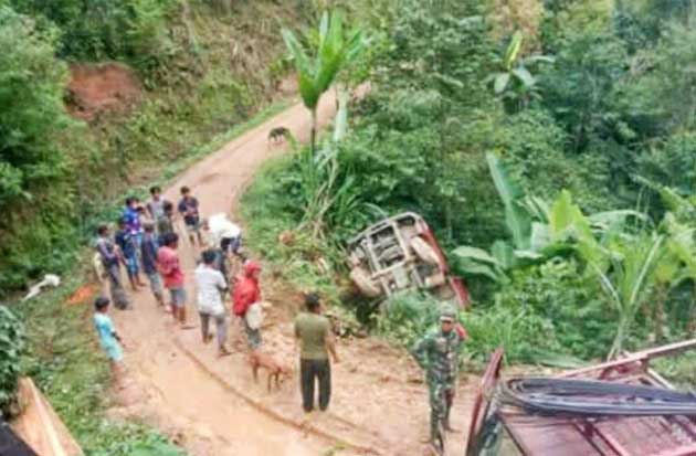 Truk Masuk Jurang, Seorang...
