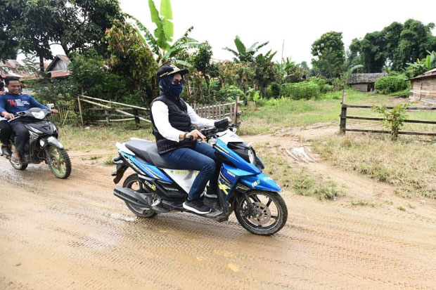 Naik Motor, Bupati Indah...