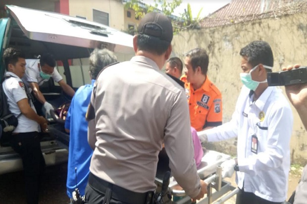 Pria Tewas dengan Luka...