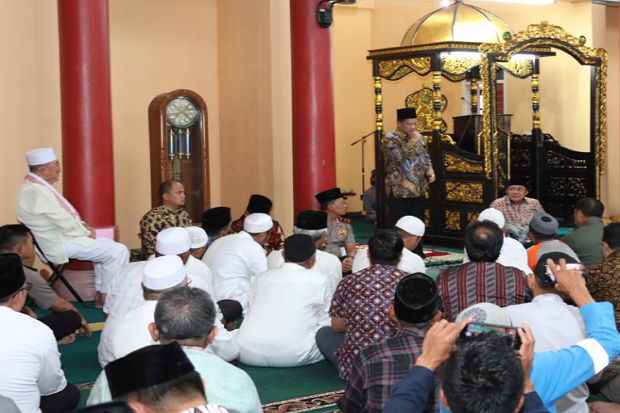 Mendagri Jadi Imam Salat...