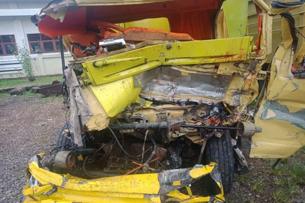 Lima Mobil Tabrakan...