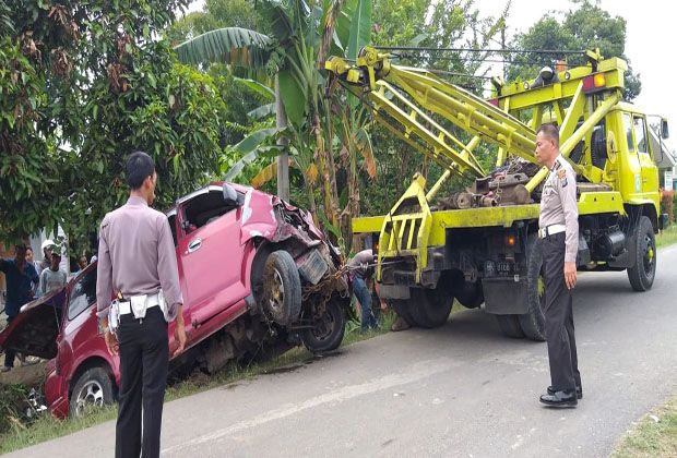APV Tabrak Sepedamotor,...