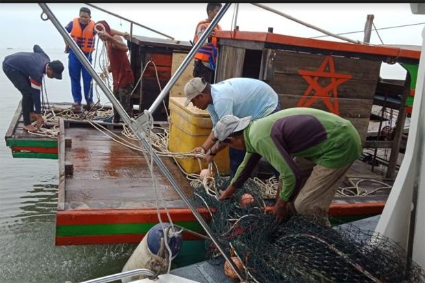 Dua Kapal Pukat Trawl...